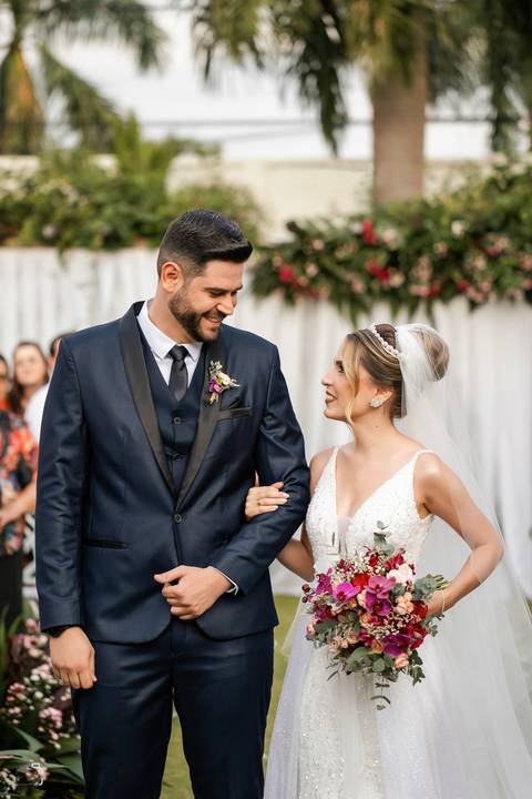 casar-casei-casamento-salão-make-vestido-noiva-madrinha-buque-brinde-aliança-penteado-fotos-fotografias-igreja-chacara-buffet-dança-banda-cerimonia-daniel-custodio-fotografo-noivo-terno-padrinho-filmagem-paje-dama-igreja-dj-drone-festa-uberlandia-minas-'