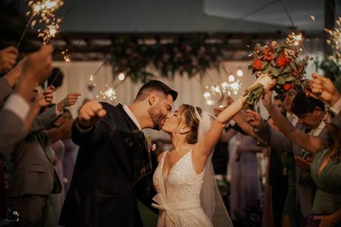 casar-casei-casamento-salão-make-vestido-noiva-madrinha-buque-brinde-aliança-penteado-fotos-fotografias-igreja-chacara-buffet-dança-banda-cerimonia-daniel-custodio-fotografo-noivo-terno-padrinho-filmagem-paje-dama-igreja-dj-drone-festa-uberlandia-minas-'