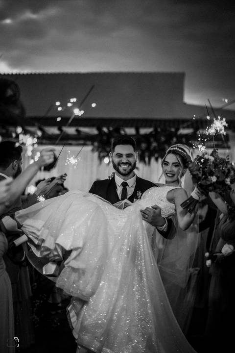 casar-casei-casamento-salão-make-vestido-noiva-madrinha-buque-brinde-aliança-penteado-fotos-fotografias-igreja-chacara-buffet-dança-banda-cerimonia-daniel-custodio-fotografo-noivo-terno-padrinho-filmagem-paje-dama-igreja-dj-drone-festa-uberlandia-minas-'