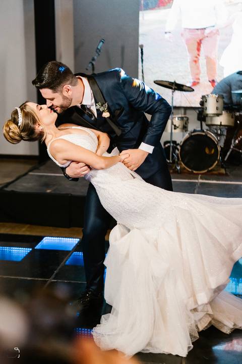 casar-casei-casamento-salão-make-vestido-noiva-madrinha-buque-brinde-aliança-penteado-fotos-fotografias-igreja-chacara-buffet-dança-banda-cerimonia-daniel-custodio-fotografo-noivo-terno-padrinho-filmagem-paje-dama-igreja-dj-drone-festa-uberlandia-minas-'