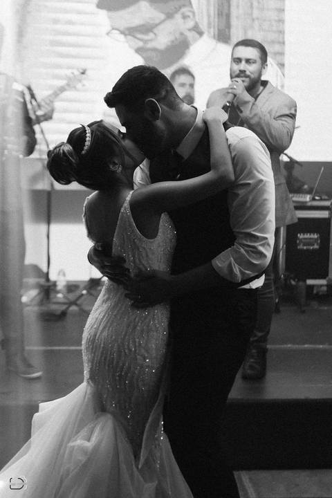 casar-casei-casamento-salão-make-vestido-noiva-madrinha-buque-brinde-aliança-penteado-fotos-fotografias-igreja-chacara-buffet-dança-banda-cerimonia-daniel-custodio-fotografo-noivo-terno-padrinho-filmagem-paje-dama-igreja-dj-drone-festa-uberlandia-minas-'