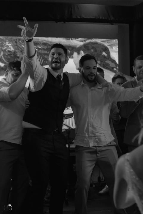 casar-casei-casamento-salão-make-vestido-noiva-madrinha-buque-brinde-aliança-penteado-fotos-fotografias-igreja-chacara-buffet-dança-banda-cerimonia-daniel-custodio-fotografo-noivo-terno-padrinho-filmagem-paje-dama-igreja-dj-drone-festa-uberlandia-minas-'