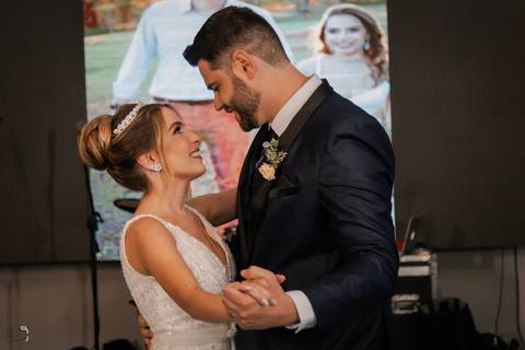 casar-casei-casamento-salão-make-vestido-noiva-madrinha-buque-brinde-aliança-penteado-fotos-fotografias-igreja-chacara-buffet-dança-banda-cerimonia-daniel-custodio-fotografo-noivo-terno-padrinho-filmagem-paje-dama-igreja-dj-drone-festa-uberlandia-minas-'