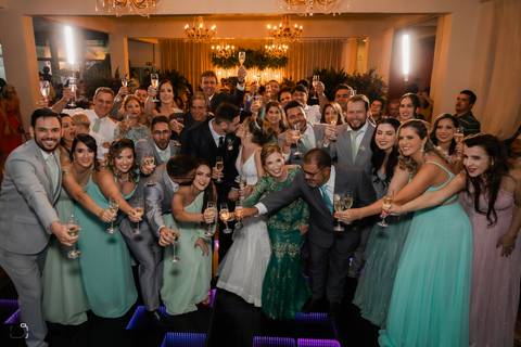 casar-casei-casamento-salão-make-vestido-noiva-madrinha-buque-brinde-aliança-penteado-fotos-fotografias-igreja-chacara-buffet-dança-banda-cerimonia-daniel-custodio-fotografo-noivo-terno-padrinho-filmagem-paje-dama-igreja-dj-drone-festa-uberlandia-minas-'