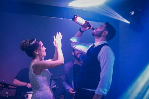 casar-casei-casamento-salão-make-vestido-noiva-madrinha-buque-brinde-aliança-penteado-fotos-fotografias-igreja-chacara-buffet-dança-banda-cerimonia-daniel-custodio-fotografo-noivo-terno-padrinho-filmagem-paje-dama-igreja-dj-drone-festa-uberlandia-minas-'