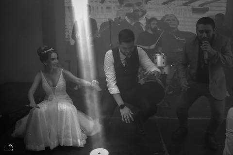 casar-casei-casamento-salão-make-vestido-noiva-madrinha-buque-brinde-aliança-penteado-fotos-fotografias-igreja-chacara-buffet-dança-banda-cerimonia-daniel-custodio-fotografo-noivo-terno-padrinho-filmagem-paje-dama-igreja-dj-drone-festa-uberlandia-minas-'