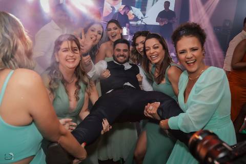 casar-casei-casamento-salão-make-vestido-noiva-madrinha-buque-brinde-aliança-penteado-fotos-fotografias-igreja-chacara-buffet-dança-banda-cerimonia-daniel-custodio-fotografo-noivo-terno-padrinho-filmagem-paje-dama-igreja-dj-drone-festa-uberlandia-minas-'