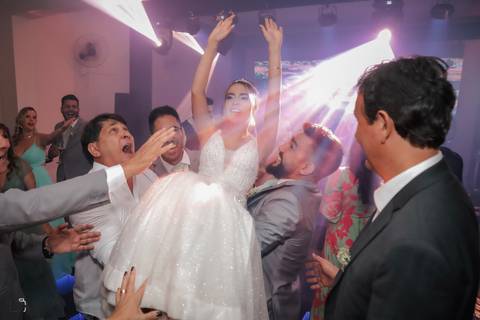 casar-casei-casamento-salão-make-vestido-noiva-madrinha-buque-brinde-aliança-penteado-fotos-fotografias-igreja-chacara-buffet-dança-banda-cerimonia-daniel-custodio-fotografo-noivo-terno-padrinho-filmagem-paje-dama-igreja-dj-drone-festa-uberlandia-minas-'