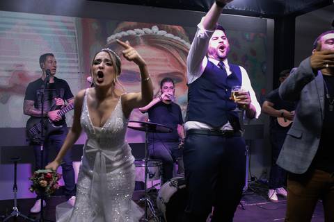 casar-casei-casamento-salão-make-vestido-noiva-madrinha-buque-brinde-aliança-penteado-fotos-fotografias-igreja-chacara-buffet-dança-banda-cerimonia-daniel-custodio-fotografo-noivo-terno-padrinho-filmagem-paje-dama-igreja-dj-drone-festa-uberlandia-minas-'