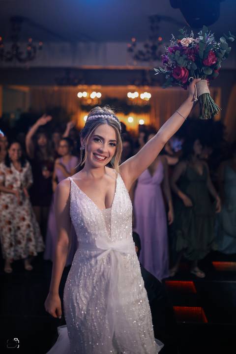 casar-casei-casamento-salão-make-vestido-noiva-madrinha-buque-brinde-aliança-penteado-fotos-fotografias-igreja-chacara-buffet-dança-banda-cerimonia-daniel-custodio-fotografo-noivo-terno-padrinho-filmagem-paje-dama-igreja-dj-drone-festa-uberlandia-minas-'