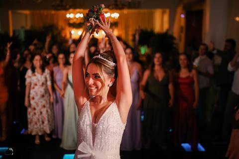 casar-casei-casamento-salão-make-vestido-noiva-madrinha-buque-brinde-aliança-penteado-fotos-fotografias-igreja-chacara-buffet-dança-banda-cerimonia-daniel-custodio-fotografo-noivo-terno-padrinho-filmagem-paje-dama-igreja-dj-drone-festa-uberlandia-minas-'