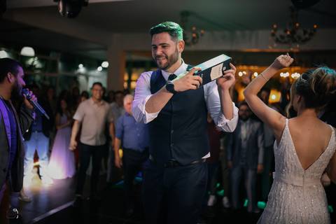 casar-casei-casamento-salão-make-vestido-noiva-madrinha-buque-brinde-aliança-penteado-fotos-fotografias-igreja-chacara-buffet-dança-banda-cerimonia-daniel-custodio-fotografo-noivo-terno-padrinho-filmagem-paje-dama-igreja-dj-drone-festa-uberlandia-minas-'