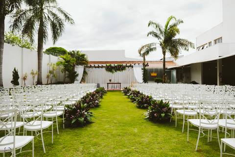 casar-casei-casamento-salão-make-vestido-noiva-madrinha-buque-brinde-aliança-penteado-fotos-fotografias-igreja-chacara-buffet-dança-banda-cerimonia-daniel-custodio-fotografo-noivo-terno-padrinho-filmagem-paje-dama-igreja-dj-drone-festa-uberlandia-minas-'