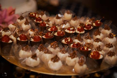 casar-casei-casamento-salão-make-vestido-noiva-madrinha-buque-brinde-aliança-penteado-fotos-fotografias-igreja-chacara-buffet-dança-banda-cerimonia-daniel-custodio-fotografo-noivo-terno-padrinho-filmagem-paje-dama-igreja-dj-drone-festa-uberlandia-minas-'