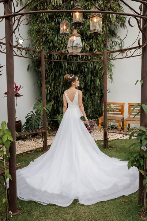 casar-casei-casamento-salão-make-vestido-noiva-madrinha-buque-brinde-aliança-penteado-fotos-fotografias-igreja-chacara-buffet-dança-banda-cerimonia-daniel-custodio-fotografo-noivo-terno-padrinho-filmagem-paje-dama-igreja-dj-drone-festa-uberlandia-minas-'