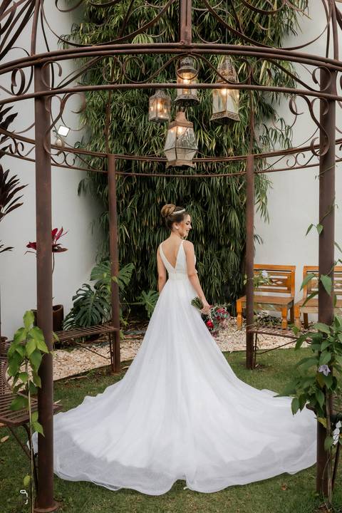 casar-casei-casamento-salão-make-vestido-noiva-madrinha-buque-brinde-aliança-penteado-fotos-fotografias-igreja-chacara-buffet-dança-banda-cerimonia-daniel-custodio-fotografo-noivo-terno-padrinho-filmagem-paje-dama-igreja-dj-drone-festa-uberlandia-minas-'