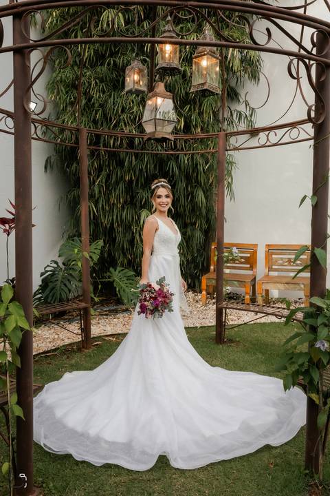 casar-casei-casamento-salão-make-vestido-noiva-madrinha-buque-brinde-aliança-penteado-fotos-fotografias-igreja-chacara-buffet-dança-banda-cerimonia-daniel-custodio-fotografo-noivo-terno-padrinho-filmagem-paje-dama-igreja-dj-drone-festa-uberlandia-minas-'