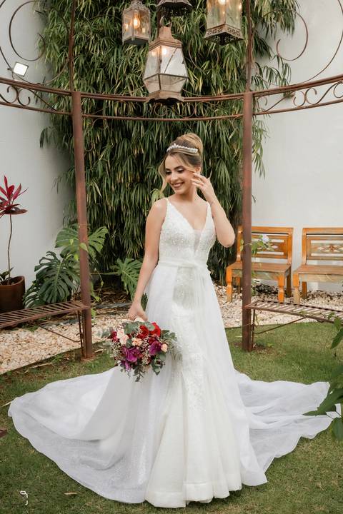 casar-casei-casamento-salão-make-vestido-noiva-madrinha-buque-brinde-aliança-penteado-fotos-fotografias-igreja-chacara-buffet-dança-banda-cerimonia-daniel-custodio-fotografo-noivo-terno-padrinho-filmagem-paje-dama-igreja-dj-drone-festa-uberlandia-minas-'