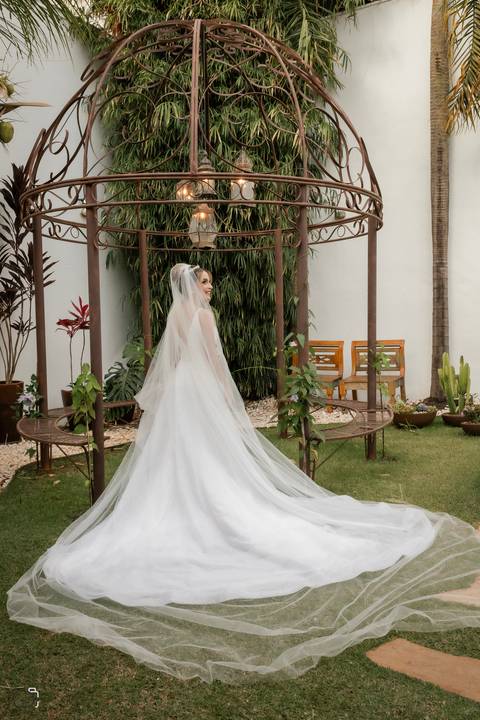 casar-casei-casamento-salão-make-vestido-noiva-madrinha-buque-brinde-aliança-penteado-fotos-fotografias-igreja-chacara-buffet-dança-banda-cerimonia-daniel-custodio-fotografo-noivo-terno-padrinho-filmagem-paje-dama-igreja-dj-drone-festa-uberlandia-minas-'