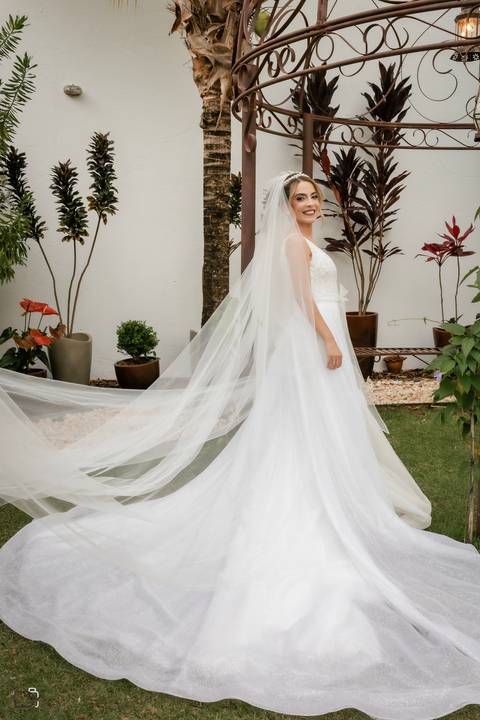 casar-casei-casamento-salão-make-vestido-noiva-madrinha-buque-brinde-aliança-penteado-fotos-fotografias-igreja-chacara-buffet-dança-banda-cerimonia-daniel-custodio-fotografo-noivo-terno-padrinho-filmagem-paje-dama-igreja-dj-drone-festa-uberlandia-minas-'