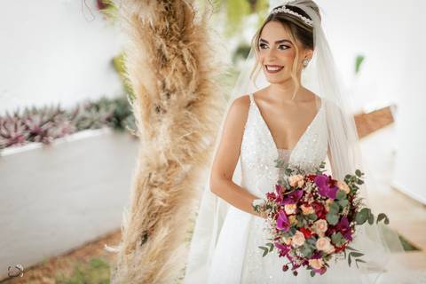 casar-casei-casamento-salão-make-vestido-noiva-madrinha-buque-brinde-aliança-penteado-fotos-fotografias-igreja-chacara-buffet-dança-banda-cerimonia-daniel-custodio-fotografo-noivo-terno-padrinho-filmagem-paje-dama-igreja-dj-drone-festa-uberlandia-minas-'