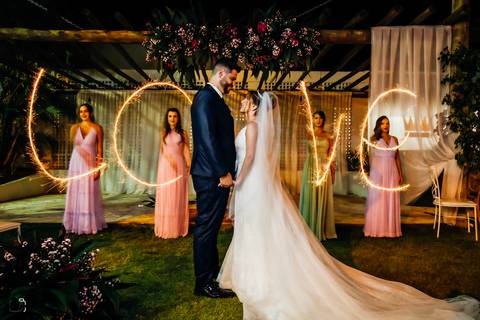 casar-casei-casamento-salão-make-vestido-noiva-madrinha-buque-brinde-aliança-penteado-fotos-fotografias-igreja-chacara-buffet-dança-banda-cerimonia-daniel-custodio-fotografo-noivo-terno-padrinho-filmagem-paje-dama-igreja-dj-drone-festa-uberlandia-minas-'