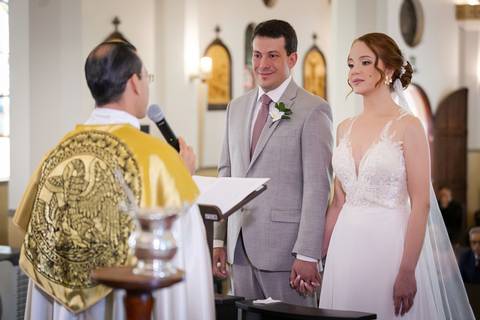 casamento-casar-noiva-make-buque-madrinha-brinde-espaço-fernanda-naves-chofer-vestido-cabelo-noivo-terno-madrinha-padrinho-daniel-custodio-uberlandia-minas-gerais-fotografo-chacara-coco-bambu-cerimonial-igreja-das-dores-decoração-musical-padre-aliança-'