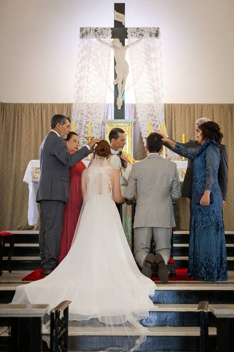 casamento-casar-noiva-make-buque-madrinha-brinde-espaço-fernanda-naves-chofer-vestido-cabelo-noivo-terno-madrinha-padrinho-daniel-custodio-uberlandia-minas-gerais-fotografo-chacara-coco-bambu-cerimonial-igreja-das-dores-decoração-musical-padre-aliança-'