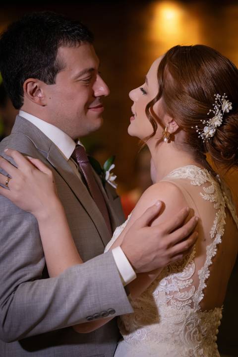 casamento-casar-noiva-make-buque-madrinha-brinde-espaço-fernanda-naves-chofer-vestido-cabelo-noivo-terno-madrinha-padrinho-daniel-custodio-uberlandia-minas-gerais-fotografo-chacara-coco-bambu-cerimonial-igreja-das-dores-decoração-musical-padre-aliança-'