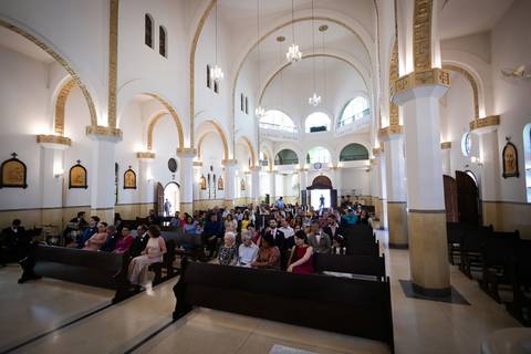 casamento-casar-noiva-make-buque-madrinha-brinde-espaço-fernanda-naves-chofer-vestido-cabelo-noivo-terno-madrinha-padrinho-daniel-custodio-uberlandia-minas-gerais-fotografo-chacara-coco-bambu-cerimonial-igreja-das-dores-decoração-musical-padre-aliança-'