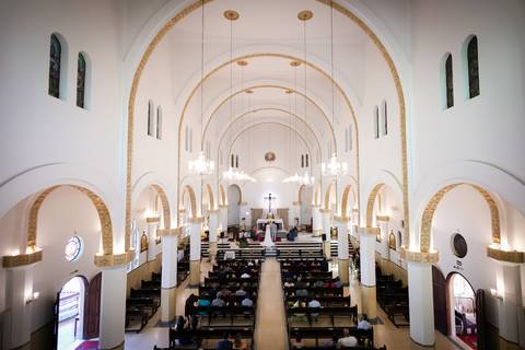 casamento-casar-noiva-make-buque-madrinha-brinde-espaço-fernanda-naves-chofer-vestido-cabelo-noivo-terno-madrinha-padrinho-daniel-custodio-uberlandia-minas-gerais-fotografo-chacara-coco-bambu-cerimonial-igreja-das-dores-decoração-musical-padre-aliança-'