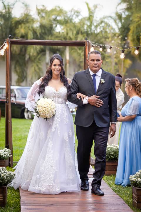 casamento-casar-cerimonia-make-noiva-noivo-vestido-terno-maquiagem-buque-vestido-daniel-custodio-fotografo-fotos-chacara-po-do-sol-uberlandia-minas-madrinha-padrinho-carro-lua-de-mel-banda-wedding-buffet-cerimonial-louge-brinde-doce-psita-dj-pista-love'