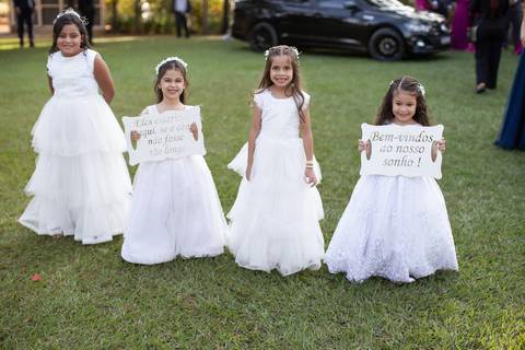 casamento-casar-cerimonia-make-noiva-noivo-vestido-terno-maquiagem-buque-vestido-daniel-custodio-fotografo-fotos-chacara-po-do-sol-uberlandia-minas-madrinha-padrinho-carro-lua-de-mel-banda-wedding-buffet-cerimonial-louge-brinde-doce-psita-dj-pista-love'