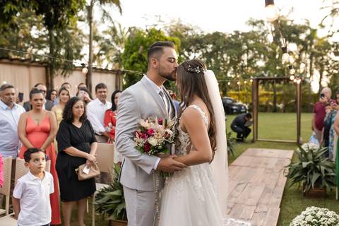 casamento-casar-cerimonia-make-noiva-noivo-vestido-terno-maquiagem-buque-vestido-daniel-custodio-fotografo-fotos-chacara-po-do-sol-uberlandia-minas-madrinha-padrinho-carro-lua-de-mel-banda-wedding-buffet-cerimonial-louge-brinde-doce-psita-dj-pista-love'