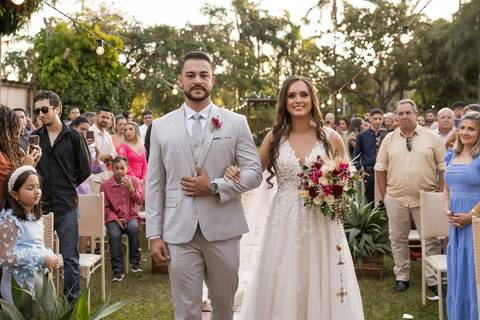 casamento-casar-cerimonia-make-noiva-noivo-vestido-terno-maquiagem-buque-vestido-daniel-custodio-fotografo-fotos-chacara-po-do-sol-uberlandia-minas-madrinha-padrinho-carro-lua-de-mel-banda-wedding-buffet-cerimonial-louge-brinde-doce-psita-dj-pista-love'