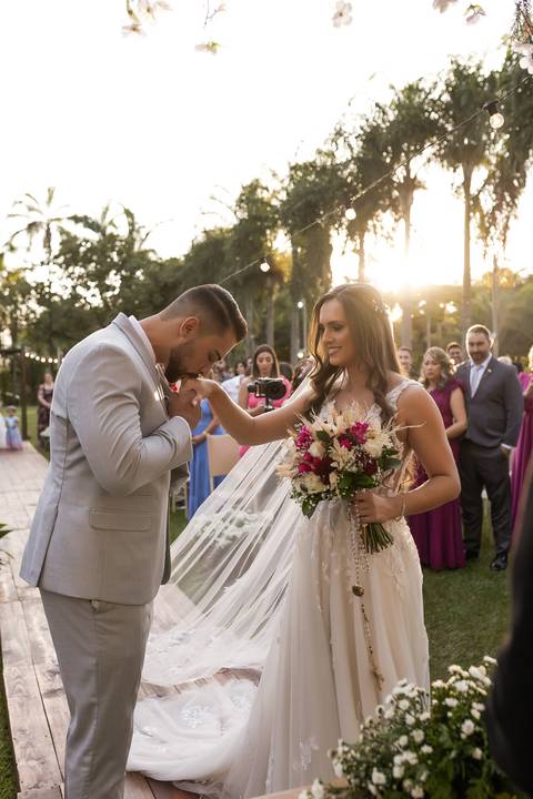 casamento-casar-cerimonia-make-noiva-noivo-vestido-terno-maquiagem-buque-vestido-daniel-custodio-fotografo-fotos-chacara-po-do-sol-uberlandia-minas-madrinha-padrinho-carro-lua-de-mel-banda-wedding-buffet-cerimonial-louge-brinde-doce-psita-dj-pista-love'