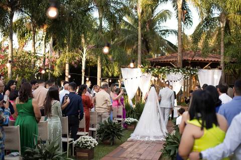 casamento-casar-cerimonia-make-noiva-noivo-vestido-terno-maquiagem-buque-vestido-daniel-custodio-fotografo-fotos-chacara-po-do-sol-uberlandia-minas-madrinha-padrinho-carro-lua-de-mel-banda-wedding-buffet-cerimonial-louge-brinde-doce-psita-dj-pista-love'