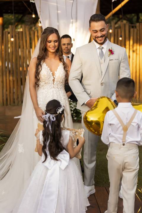 casamento-casar-cerimonia-make-noiva-noivo-vestido-terno-maquiagem-buque-vestido-daniel-custodio-fotografo-fotos-chacara-po-do-sol-uberlandia-minas-madrinha-padrinho-carro-lua-de-mel-banda-wedding-buffet-cerimonial-louge-brinde-doce-psita-dj-pista-love'