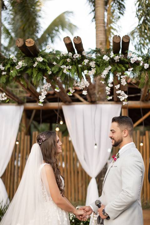 casamento-casar-cerimonia-make-noiva-noivo-vestido-terno-maquiagem-buque-vestido-daniel-custodio-fotografo-fotos-chacara-po-do-sol-uberlandia-minas-madrinha-padrinho-carro-lua-de-mel-banda-wedding-buffet-cerimonial-louge-brinde-doce-psita-dj-pista-love'