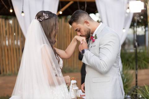 casamento-casar-cerimonia-make-noiva-noivo-vestido-terno-maquiagem-buque-vestido-daniel-custodio-fotografo-fotos-chacara-po-do-sol-uberlandia-minas-madrinha-padrinho-carro-lua-de-mel-banda-wedding-buffet-cerimonial-louge-brinde-doce-psita-dj-pista-love'