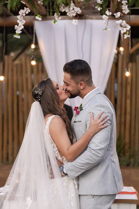casamento-casar-cerimonia-make-noiva-noivo-vestido-terno-maquiagem-buque-vestido-daniel-custodio-fotografo-fotos-chacara-po-do-sol-uberlandia-minas-madrinha-padrinho-carro-lua-de-mel-banda-wedding-buffet-cerimonial-louge-brinde-doce-psita-dj-pista-love'