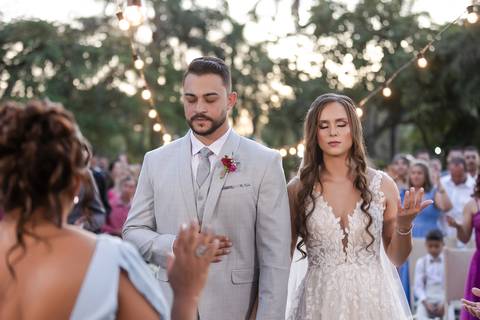 casamento-casar-cerimonia-make-noiva-noivo-vestido-terno-maquiagem-buque-vestido-daniel-custodio-fotografo-fotos-chacara-po-do-sol-uberlandia-minas-madrinha-padrinho-carro-lua-de-mel-banda-wedding-buffet-cerimonial-louge-brinde-doce-psita-dj-pista-love'