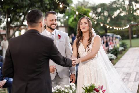 casamento-casar-cerimonia-make-noiva-noivo-vestido-terno-maquiagem-buque-vestido-daniel-custodio-fotografo-fotos-chacara-po-do-sol-uberlandia-minas-madrinha-padrinho-carro-lua-de-mel-banda-wedding-buffet-cerimonial-louge-brinde-doce-psita-dj-pista-love'