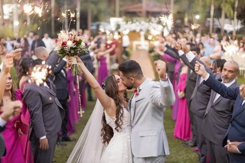 casamento-casar-cerimonia-make-noiva-noivo-vestido-terno-maquiagem-buque-vestido-daniel-custodio-fotografo-fotos-chacara-po-do-sol-uberlandia-minas-madrinha-padrinho-carro-lua-de-mel-banda-wedding-buffet-cerimonial-louge-brinde-doce-psita-dj-pista-love'