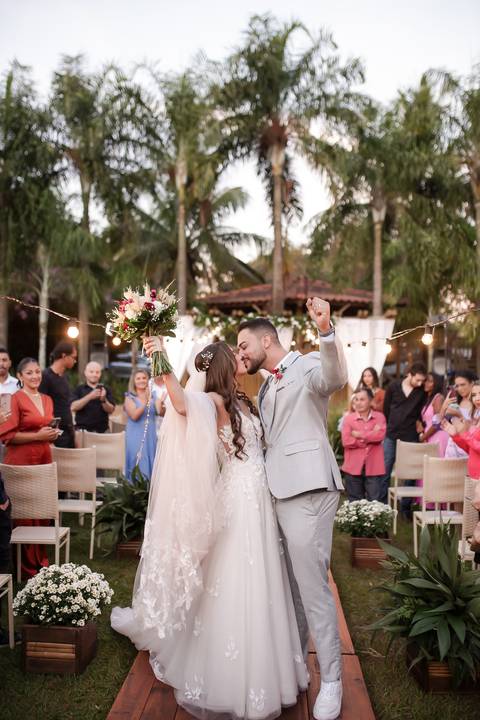 casamento-casar-cerimonia-make-noiva-noivo-vestido-terno-maquiagem-buque-vestido-daniel-custodio-fotografo-fotos-chacara-po-do-sol-uberlandia-minas-madrinha-padrinho-carro-lua-de-mel-banda-wedding-buffet-cerimonial-louge-brinde-doce-psita-dj-pista-love'