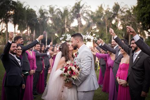 casamento-casar-cerimonia-make-noiva-noivo-vestido-terno-maquiagem-buque-vestido-daniel-custodio-fotografo-fotos-chacara-po-do-sol-uberlandia-minas-madrinha-padrinho-carro-lua-de-mel-banda-wedding-buffet-cerimonial-louge-brinde-doce-psita-dj-pista-love'