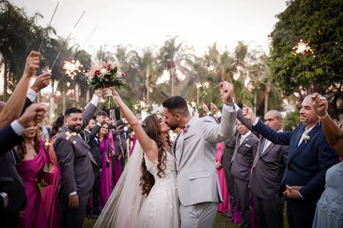 casamento-casar-cerimonia-make-noiva-noivo-vestido-terno-maquiagem-buque-vestido-daniel-custodio-fotografo-fotos-chacara-po-do-sol-uberlandia-minas-madrinha-padrinho-carro-lua-de-mel-banda-wedding-buffet-cerimonial-louge-brinde-doce-psita-dj-pista-love'