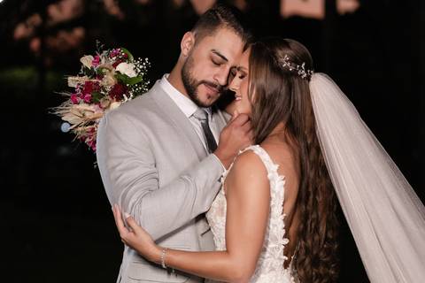 casamento-casar-cerimonia-make-noiva-noivo-vestido-terno-maquiagem-buque-vestido-daniel-custodio-fotografo-fotos-chacara-po-do-sol-uberlandia-minas-madrinha-padrinho-carro-lua-de-mel-banda-wedding-buffet-cerimonial-louge-brinde-doce-psita-dj-pista-love'