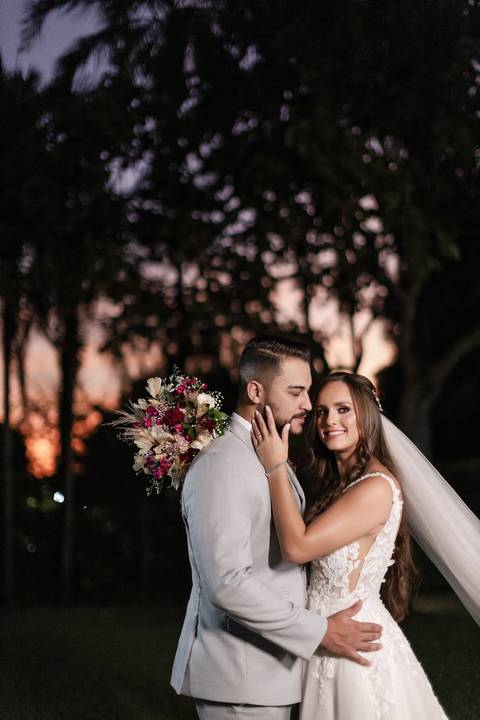 casamento-casar-cerimonia-make-noiva-noivo-vestido-terno-maquiagem-buque-vestido-daniel-custodio-fotografo-fotos-chacara-po-do-sol-uberlandia-minas-madrinha-padrinho-carro-lua-de-mel-banda-wedding-buffet-cerimonial-louge-brinde-doce-psita-dj-pista-love'