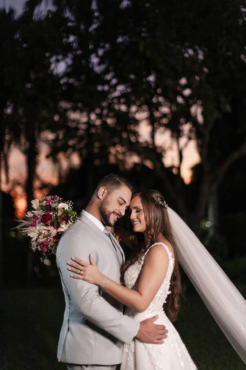 casamento-casar-cerimonia-make-noiva-noivo-vestido-terno-maquiagem-buque-vestido-daniel-custodio-fotografo-fotos-chacara-po-do-sol-uberlandia-minas-madrinha-padrinho-carro-lua-de-mel-banda-wedding-buffet-cerimonial-louge-brinde-doce-psita-dj-pista-love'